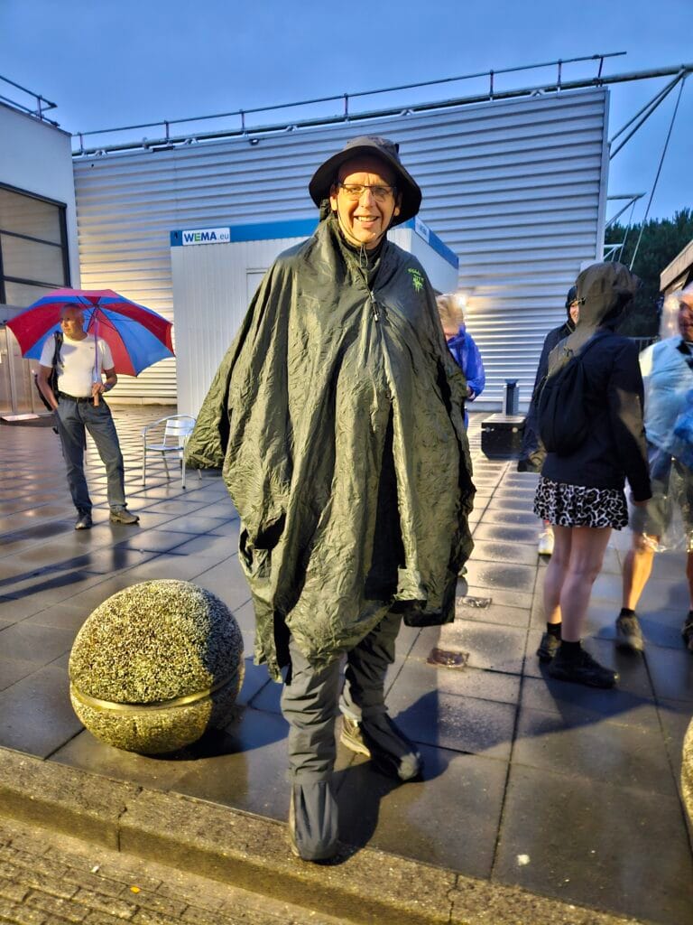 Met poncho en regenbroek